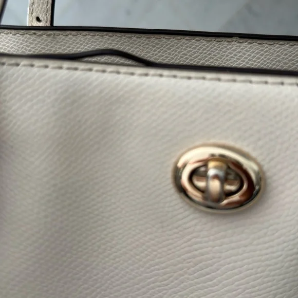 (S O L D) COACH CREAM TURNLOCK TOTE IN CROSSGRAIN LEATHER - Picture 2 of 11